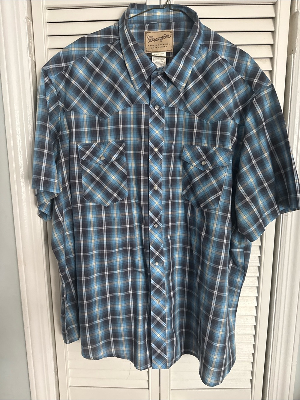 Wrangler Blue and White Plaid Short-Sleeve Button-Down Shirt